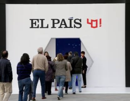Visitors to the exhibition celebrating the 40th anniversary of EL PAÍS.