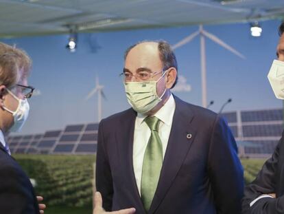 Ignacio Galán, presidente de Iberdrola, con Javier Goñi, presidente de Fertiberia (izda), y Roland Oelschläger, investment advisory professional de Triton (dcha). 