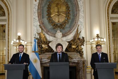 El jefe del Consejo de Asesores, Demian Reidel (izquierda); el presidente, Javier Milei; y el director general del OIEA, Rafael Mariano Grossi, presentan en la Casa Rosada el plan nuclear argentino.