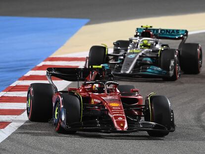 Carlos Sainz, por delante de Hamilton.