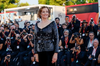 Sigourney Weaver posa en la alfombra roja del 81º festival de cine de Venecia, el míercoles 28 de agosto.