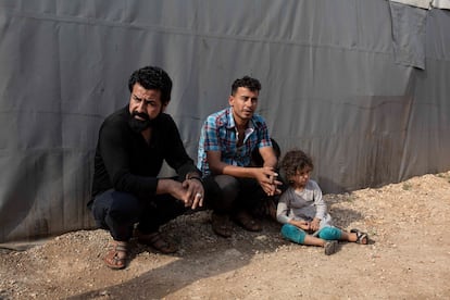 Abdulmayed (izquierda) es el director del campo turco de Sajaa. Huyó de Siria en 2012, después de haber sido guía para peregrinos chiíes, cuando vio que las milicias chiíes desembarcaban en Siria para combatir. Afirma que no soportaba ver cómo el ejército del Mahdi, la milicia iraquí liderada por el clérigo chií Muqtada al-Sadr, obligaba a los hombres a presenciar el asesinato de sus esposas e hijos antes de acabar con ellos. Ahora se gana la vida cargando hojas de parra en sacos. A su lado, Hakmad, con quien trabaja. Consiguió entrar a Turquía después de varios intentos. Un oficial de la policía le llevó hasta este campo en 2016 y, desde entonces, no se han movido de allí. A pesar de la generosidad de ese oficial, Hakmad denuncia que la comunidad siria sufre racismo por parte de los turcos, una acusación que también sostiene su compañero Abdulmayed.