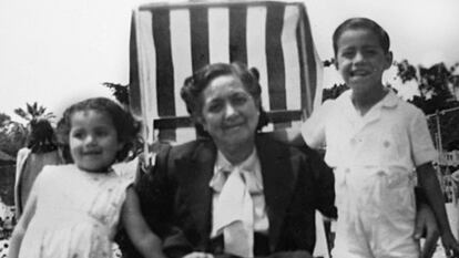 Carmela Jeria con sus nietos Sonia y Enrique en el balneario Las Torpederas (Región de Valparaíso), en enero de 1946.