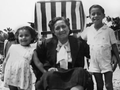 Carmela Jeria con sus nietos Sonia y Enrique en el balneario Las Torpederas (Región de Valparaíso), en enero de 1946.