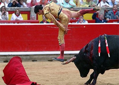 Sebastián Castella fue volteado sin consecuencias dos veces en su segundo toro.