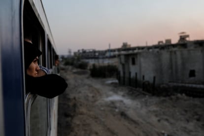 Uma mulher olha pela janela de um trem às periferias de Damasco, o 12 de setembro de 2018.