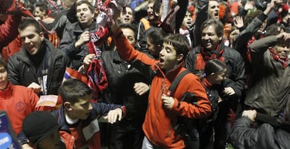 La afición del Mirandés celebra el pase de su equipo a las semifinales de Copa.