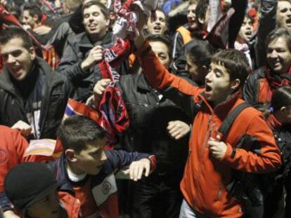 La afición del Mirandés celebra el pase de su equipo a las semifinales de Copa.