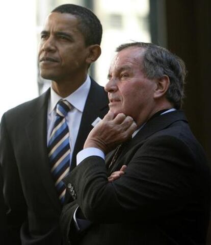 El exalcalde de Chicago, Richard Daley (derecha) con el entonces senador demócrata Barack Obama (i) durante un acto en Chicago en 2007