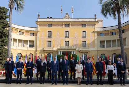 Foto de familia de la XXVII Conferencia de Presidentes presidida por el Rey.