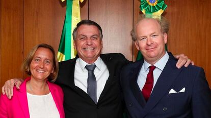 El presidente de Brasil, Jair Bolsonaro, junto a la diputada alemana Beatrix von Storch y a su marido, Sven von Storch, el 26 de julio.