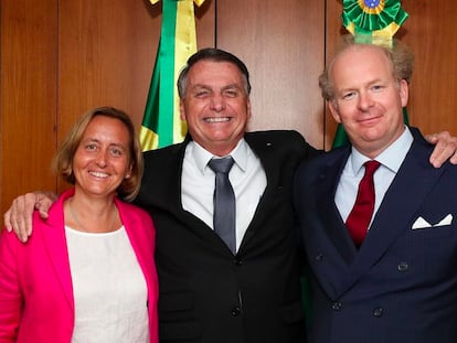 El presidente de Brasil, Jair Bolsonaro, junto a la diputada alemana Beatrix von Storch y a su marido, Sven von Storch, el 26 de julio.