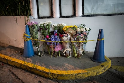 Ofrenda en el lugar donde asesinaron a un cliente del gimnasio Bodytech el 25 de julio del 2023, en Bogotá.