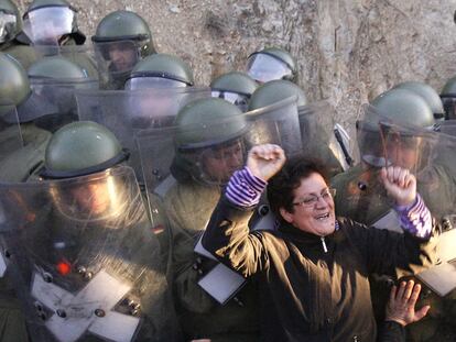 Tropas de KFOR disuelven a manifestantes serbios en Jagnjenica.