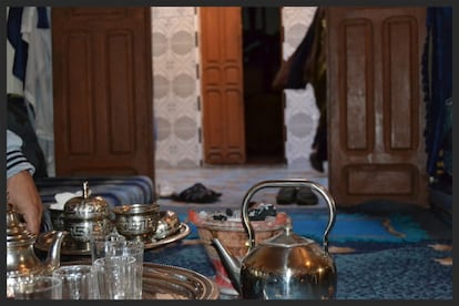 <span >Utensilios necesarios para la tradicional preparación del té saharaui en una casa de El Aaiún, presente en cada reunión, encuentro o comida que se realiza en el Sáhara Occidental</span>