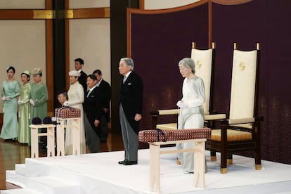 O imperador do Japão Akihito, segundo da direita, acompanhado pela imperatriz Michiko, assiste à cerimônia de sua abdicação. Aos 85 anos, Akihito termina seu reinado de três décadas, quando seu filho, o príncipe herdeiro Naruhito, subirá ao trono do crisântemo na quarta-feira.