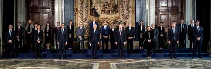 En el centro, el presidente italiano, Sergio Mattarella, y el primer ministro, Mario Draghi, en la foto de familia con el resto de miembros del Gobierno, este sábado en Roma.