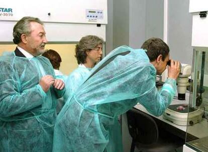 Rodríguez Zapatero y Soria, en la inauguración del Cabimer en Sevilla el 27 de marzo de 2006.