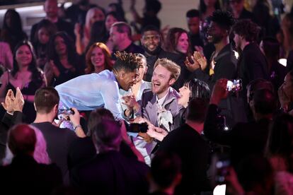 Jon Batiste al final de su actuación, subido a la mesa de Billie Eilish y su hermano Finneas. 