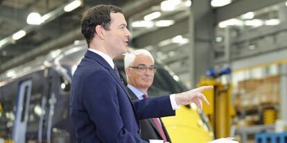 El ministro brit&aacute;nico de Econom&iacute;a, George Osborne, y el exministro laborista Alistair Darling.