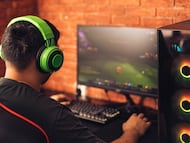 Un chico juega a un videojuego en un ordenador.