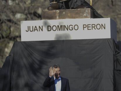 Mauricio Macri, a&uacute;n en campa&ntilde;a, inagurando un monumento a Per&oacute;n.