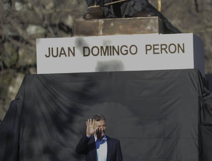 Mauricio Macri, aún en campaña, inagurando un monumento a Perón.