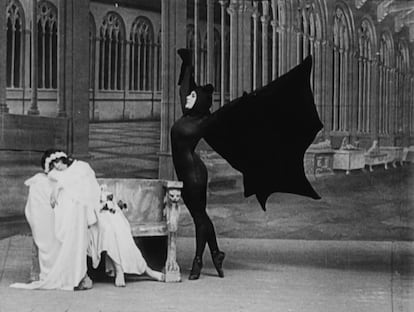 Musidora, de negro, en 'Los vampiros'.