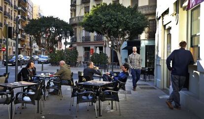 Las terrazas se acumulan en las aceras del barrio valenciano de Russafa.