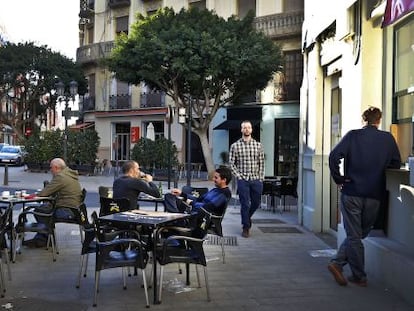 Las terrazas se acumulan en las aceras del barrio valenciano de Russafa.