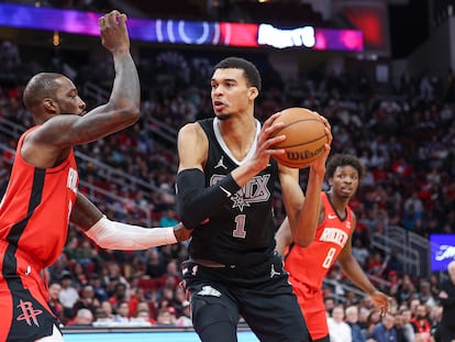 Victor Wembanyama, durante el partido de este lunes de los San Antonio Spurs contra los Houston Rockets.