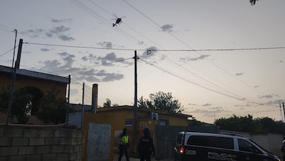 Despliegue policial realizado el pasado mes de junio en la Sierra de San Cristóbal (El Puerto de Santa María, Cádiz) para registrar la casa del principal investigado.