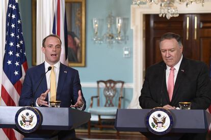 El secretario de Estado Mike Pompeo, junto al ministro de Asuntos Exteriores británico Dominic Raab en el Departamento de Estado.