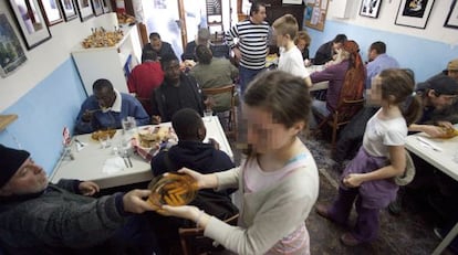 El Chiringuito de Dios, el pasado jueves con escolares del Colegio Alemán sirviendo las mesas.