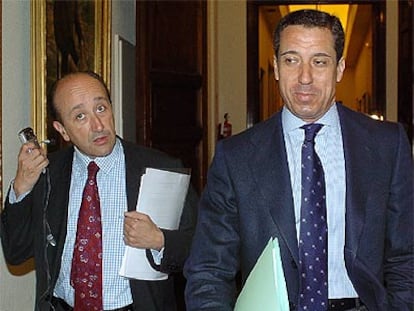 El portavoz del PP en el Congreso, Eduardo Zaplana (a la derecha), junto al diputado popular Miguel Ángel Cortés.