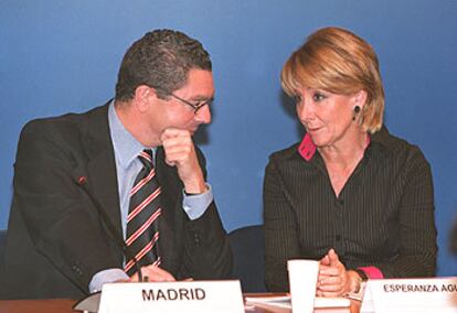 El alcalde de Madrid, Alberto Ruiz-Gallardn, con la presidenta de la Comunidad, Esperanza Aguirre.