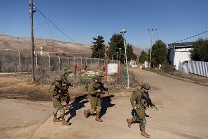 Soldados israelíes patrullaban este lunes la frontera con Líbano.