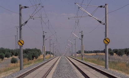 Tramo de vía del trazado de alta velocidad en el entorno de Lleida.