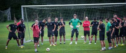 Los jugadores del Racing, durante un entrenamiento.