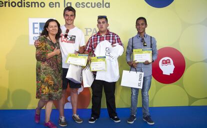 Manuel de Castro, Pablo Rodríguez y Nikos Delmiro por su serie de entrevistas a los candidatos en Asturias. del I.E.S. CANDÁS. Candas, Asturias. Amelia Castilla, redactora jefe de El País Semanal les ha entregado el premio.