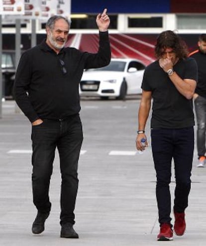 Zubizarreta y Carles Puyol, tras el anuncio de su despedida del Barça.