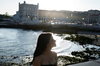 La artista junto al río Tajo.