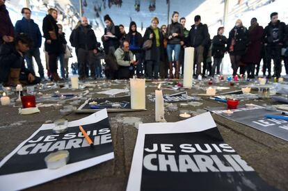 Velas y carteles junto al lema "Yo soy Charlie ' en Marsella, Francia.