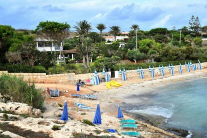 La villa del ex primer ministro italiano, Silvio Berlusconi, al fondo de una de las playas de Lampedusa.