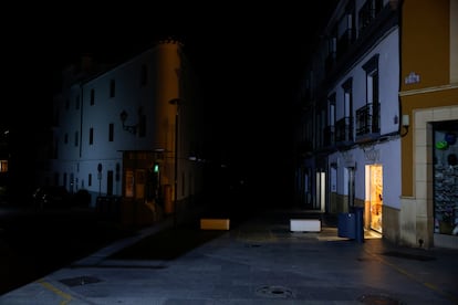 Calle a oscuras durante el apagón, en Ronda (Málaga), el 29 de abril.
