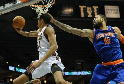 Giannis Antetokounmpo de los Milwaukee Bucks hace una bandeja enfrente de Tyson Chandler de los New York Knicks en el partido de la NBA.