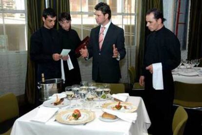 Un profesor, con tres alumnos de la escuela de <i>¡Oído cocina!</i>