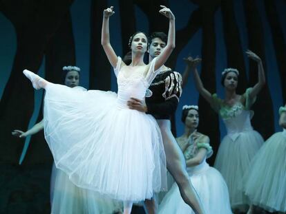 Rafael Quenetit y Gretel Morejon, durante el ensayo general del Ballet Nacional de Cuba en el T&iacute;voli.