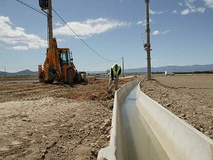 Reparación de acequias de regadío en L'Aldea.