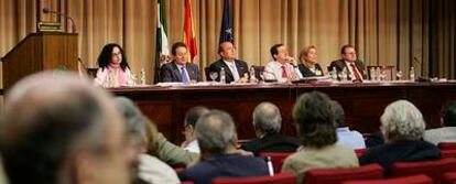 Integrantes del claustro de la Universidad de Sevilla, durante la reunión de ayer.